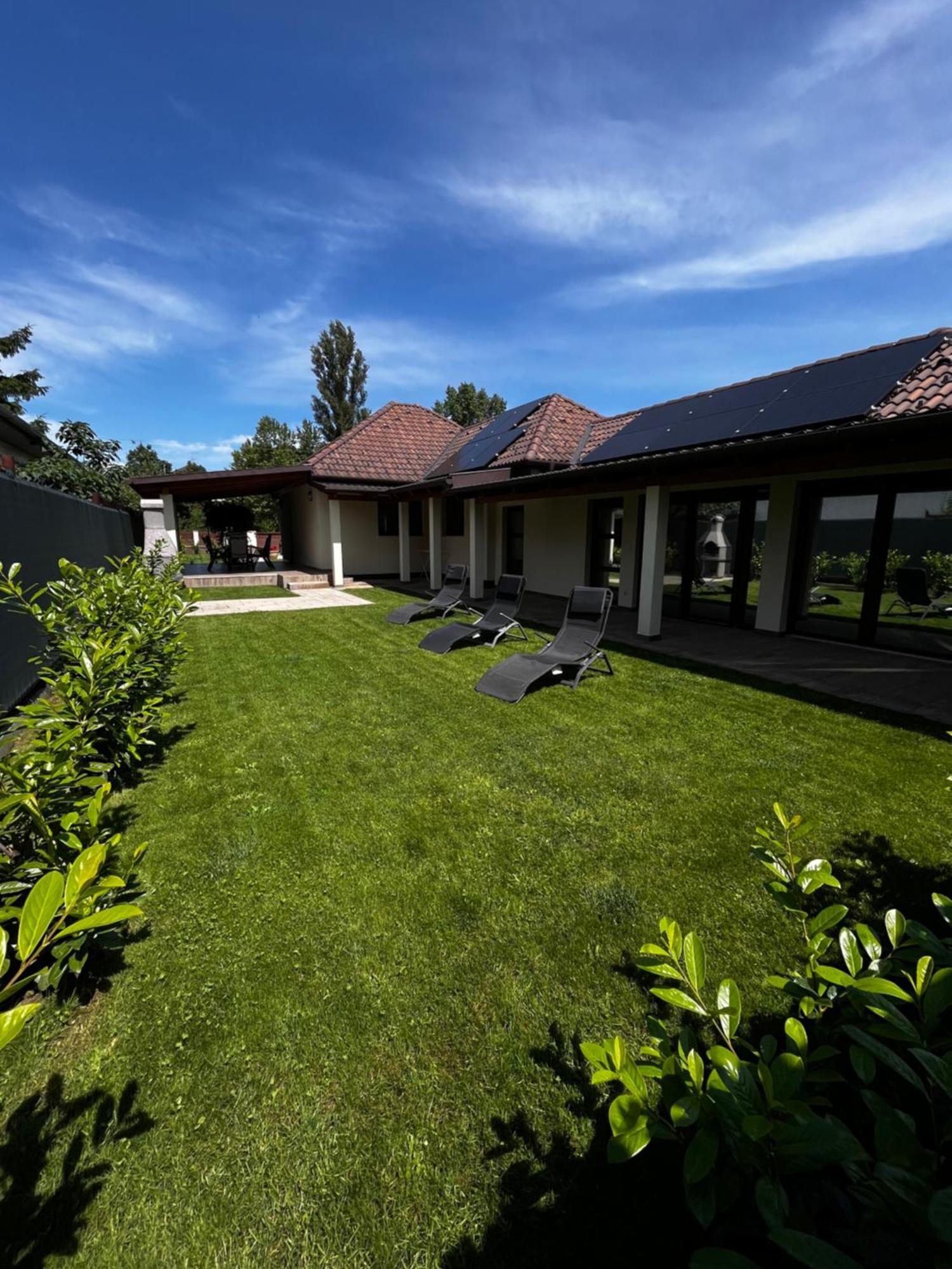 Laura Villa Balatonlelle Exterior photo